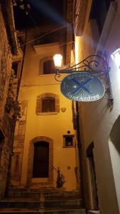 カンポバッソにあるResidenza Sant'Andreaの建物脇の看板