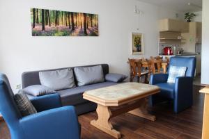 施盧赫湖的住宿－費瑞恩沃農施魯赫公寓，客厅配有沙发、椅子和桌子