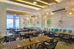 A restaurant or other place to eat at BE Resort Mactan
