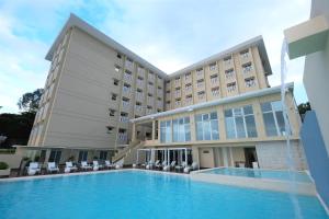 The swimming pool at or close to BE Resort Mactan