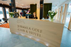 um sinal para um clube de golfe e hotel jumeirah em Jurmala Golf Club&Hotel em Piņķi
