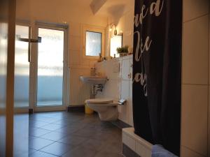 Et badeværelse på Freiburg Apartment + 12 billeder