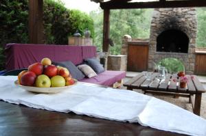 a bowl of apples sitting on a table on a table at Cal Teulats - Masoveria in Perafita