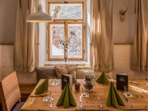 Schlosstaverne Lunz في لونز أم سي: غرفة طعام مع طاولة ونافذة