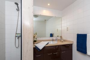 un bagno con lavandino e specchio di Casa dos Avós by Rent2U, Lda a Funchal Altre 28 foto