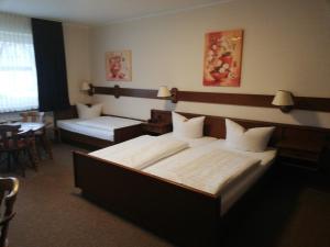 Postel nebo postele na pokoji v ubytování Hotel Alex Herbermann