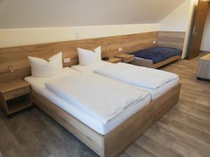 Postel nebo postele na pokoji v ubytování Hotel Alex Herbermann