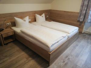 Postel nebo postele na pokoji v ubytování Hotel Alex Herbermann