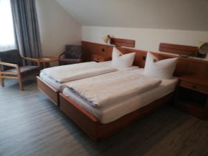 Postel nebo postele na pokoji v ubytování Hotel Alex Herbermann