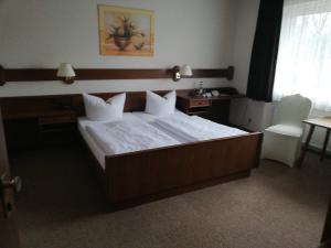 Postel nebo postele na pokoji v ubytování Hotel Alex Herbermann
