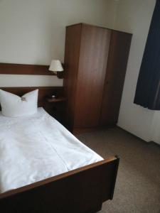 Postel nebo postele na pokoji v ubytování Hotel Alex Herbermann