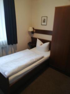Postel nebo postele na pokoji v ubytování Hotel Alex Herbermann