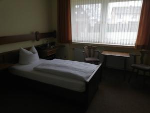 Postel nebo postele na pokoji v ubytování Hotel Alex Herbermann