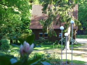 una casa con dos luces delante de un patio en Forstgut Stübeckshorn en Soltau