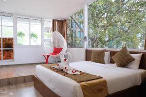 胡志明市The Umi Hotel的有两张床的房间有两扇窗户 更多105张照片