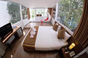 胡志明市The Umi Hotel的一间卧室，配有一张大床和一扇大窗户。