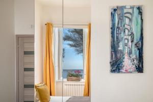 una camera con finestra e una foto dell'oceano di Accasarte P01 a Napoli