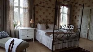 Tempat tidur dalam kamar di Hoby Gård B&B