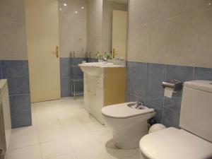 ein Badezimmer mit Toilette und Waschbecken in der Unterkunft Apartaments Voramar in Cambrils + 46 Fotos