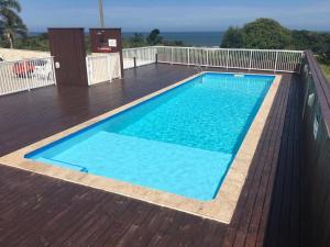a swimming pool on top of a deck at Apartamento em Imbituba in Imbituba