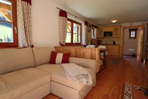 a living room with a couch and a kitchen at Chalet Heidi in Bad Kleinkirchheim