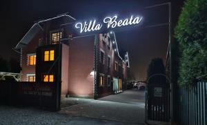 ノヴィ・ソンチにあるVilla Beataの裏字を読む看板のある建物