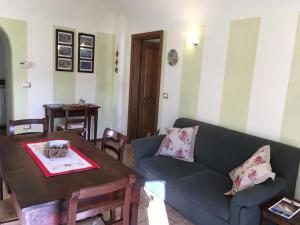 een woonkamer met een bank en een tafel bij Regio Tratturo in Caporciano