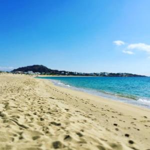plaża z odciskami stóp w piasku i oceanie w obiekcie Matina Naxos - Mikri Vigla w mieście Mikri Vigla