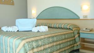 A bed or beds in a room at Hotel Cigno D'Oro