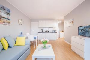 Kuchyňa alebo kuchynka v ubytovaní Apartments Gdynia Na Fali with Free Parking by Noclegi Renters