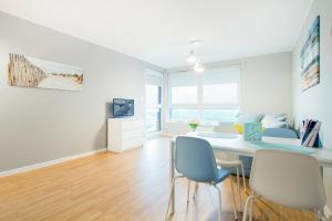 Televízia a/alebo spoločenská miestnosť v ubytovaní Apartments Gdynia Na Fali with Free Parking by Noclegi Renters