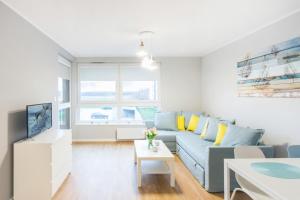 Televízia a/alebo spoločenská miestnosť v ubytovaní Apartments Gdynia Na Fali with Free Parking by Noclegi Renters