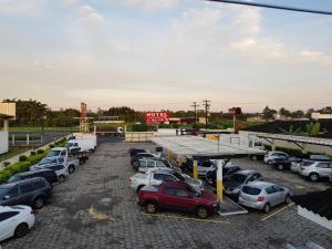 un estacionamiento con un montón de coches aparcados en Hotel Gran Valle, en Registro