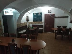 Reštaurácia alebo iné gastronomické zariadenie v ubytovaní Penzion U dvojice