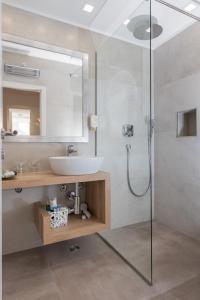 een badkamer met een wastafel en een glazen douche bij Apartment Coral in Dubrovnik
