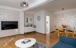 een woonkamer met een bank en een tafel bij Apartment Coral in Dubrovnik