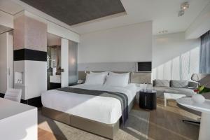 Postel nebo postele na pokoji v ubytování Royal Beach Hotel Tel Aviv by Isrotel Exclusive