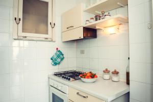 a kitchen with a bowl of fruit on a stove at Seaview apartment in the Old Town in Gaeta