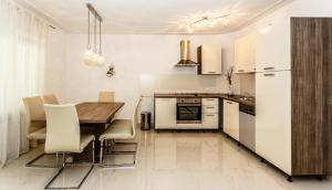 Kuchyň nebo kuchyňský kout v ubytování Sara Apartments Malinska