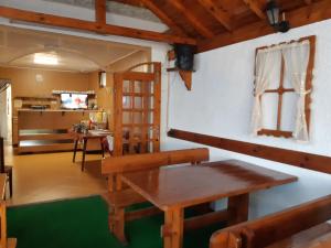 a dining room with a table and a kitchen at Къща за гости "Матеви" in Obzor