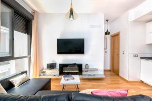 Televízia a/alebo spoločenská miestnosť v ubytovaní Atico con terraza ac 1hab en el centro y piscina comunitaria