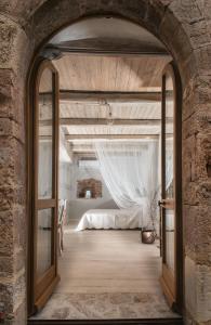 Un arco que conduce a un dormitorio con cama en Il Castello Di Perchia en Crocemaroggia