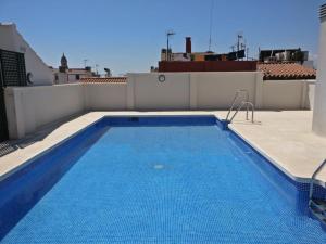 une piscine sur le toit d'une maison dans l'établissement Atico terraza privada piscina centro ac nuevo 1hab, à Malaga