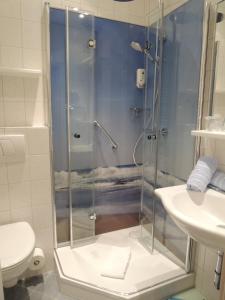 Bilik mandi di Hotel Ostfriesland garni