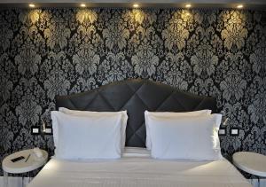 A bed or beds in a room at Al Theatro Palace Még 35 kép