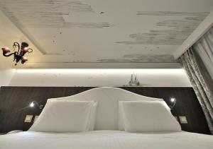 A bed or beds in a room at Al Theatro Palace