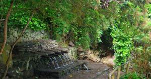 a stone bench sitting next to a stone wall at Hotel Rural Triana in Vallehermoso
