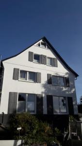 ein weißes Gebäude mit Seitenfenstern in der Unterkunft Villa Jani b&b in Breitscheid