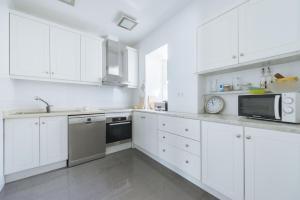 A kitchen or kitchenette at Casa Rural La Higuera Mayor