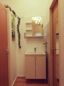 bagno con lavandino e specchio di Jungle Apartment Vienna Self check-in a Vienna